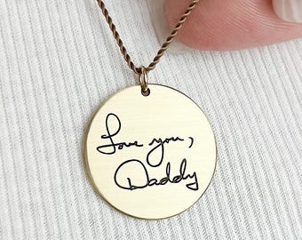 Collar con colgante de la caligrafía de Lucy Brass – Joyería conmemorativa personalizada