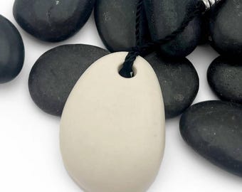Colgante de piedra de preocupación personalizado • Collar con escritura a mano personalizada • Colgante de recuerdo de arcilla marfil con cordón ajustable