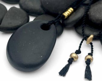 Colgante de piedra de preocupación personalizado • Collar con escritura grabada • Recuerdo de arcilla personalizado en cordón ajustable • Colgante de piedra de toque • Roca de río