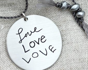 Collar con colgante de la letra manuscrita de Lucy Silver – Joyería conmemorativa personalizada