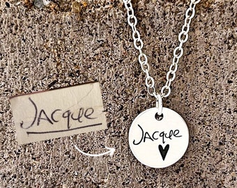 Collar Madison / Pequeño colgante redondo con escritura a mano / Grabado con tus propias firmas, garabatos y huellas dactilares / Joyería con escritura