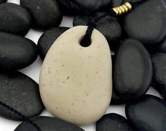 Colgante con escritura grabada en arenisca • Collar personalizado con piedra de preocupación • Recuerdo de arcilla personalizado en cordón