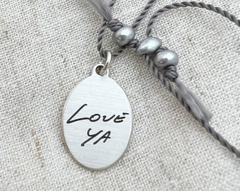 Colgante ovalado Nora de plata / Collar con escritura a mano personalizada / Joyería conmemorativa