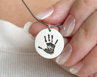 Colgante redondo plateado Leah / Collar con escritura a mano personalizada / Joyería conmemorativa