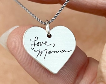 Colgante Everleigh de plata con forma de corazón y escritura a mano / Collar conmemorativo
