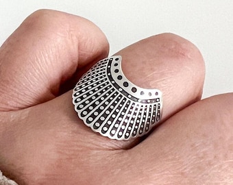 Anillo escudo / Collar de disidencia RBG Joyería feminista / Plata, latón o bronce / Regalo de la jueza Ruth Bader Ginsburg / Declaración de derechos de las mujeres Rin