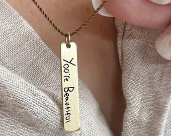 Colgante Kate Brass Bar / Collar con escritura a mano personalizada / Joyería minimalista conmemorativa