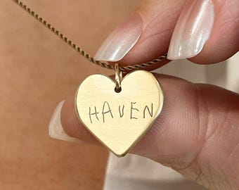 Colgante Everleigh de latón con forma de corazón y escritura a mano / Collar conmemorativo