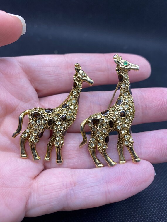 giraffe scatter pins Gem