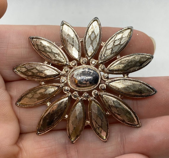 Vintage Starburst Flower Pin - image 1