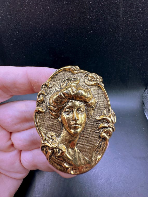 Vintage Gibson Girl Art Nouveau Style Repousse Gold Tone Cameo Pin Brooch