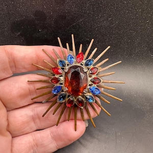 Vintage 1960s Rhinestone Starburst Hair Clip Red Green Atomic Mid Century Pin-Up Fantastic vintage atomic starburst brooch and pin lot  main image 4