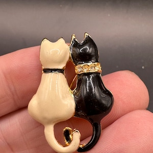 Vintage Cats in Love Pin