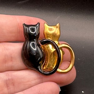Vintage Cats in Love Pin