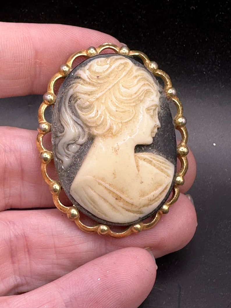 Vintage Resin Cameo Scrollwork Pin image 1