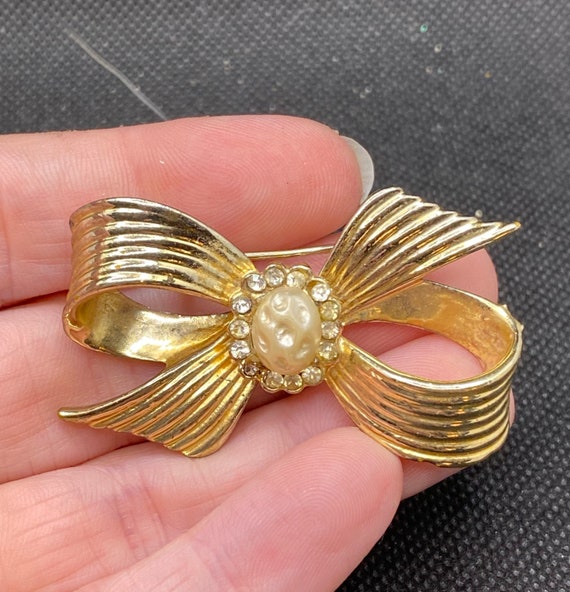 Vintage Coro Bow Pin with Faux Pearls and Rhinesto