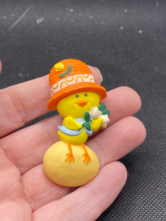 Vintage Plastic Easter Chick Bird Pin