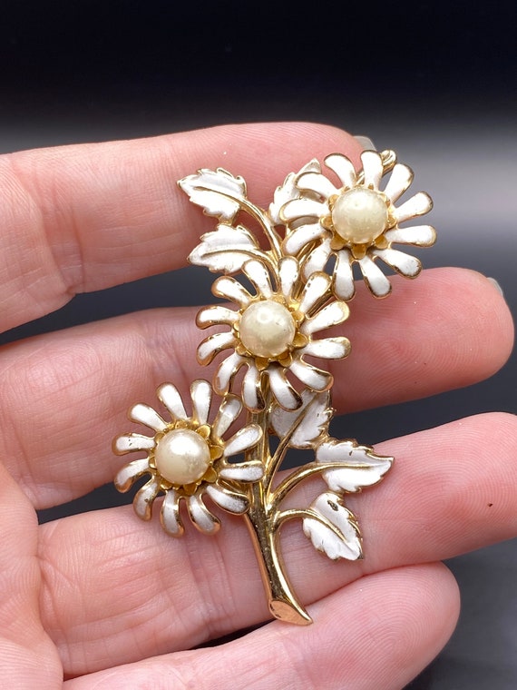 Vintage Coro Enamel Faux Pearl Flower Daisy Pin