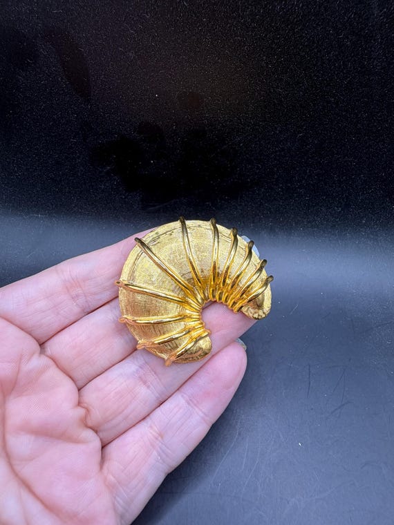 Vintage Large Statement Piece Ribbed Shell Croiss… - image 8