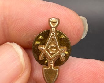 Vintage Bronze Tone Freemason Lodge Compass Shovel Pin
