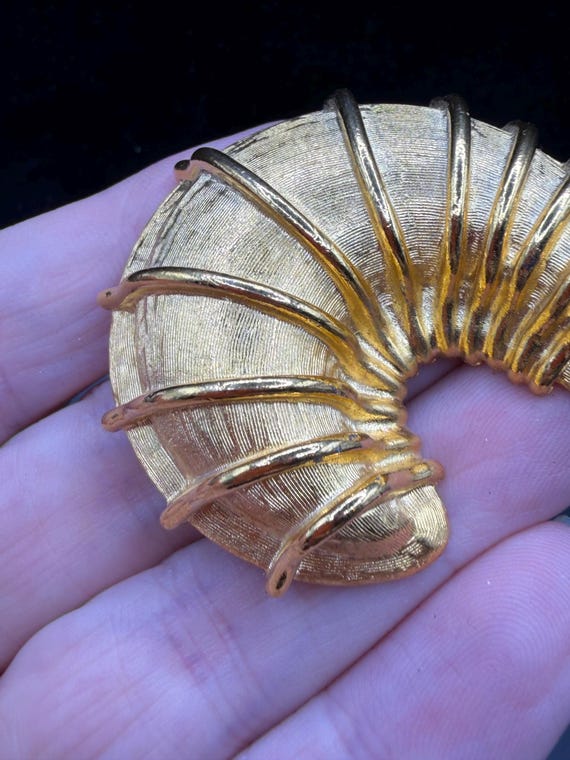 Vintage Large Statement Piece Ribbed Shell Croiss… - image 6