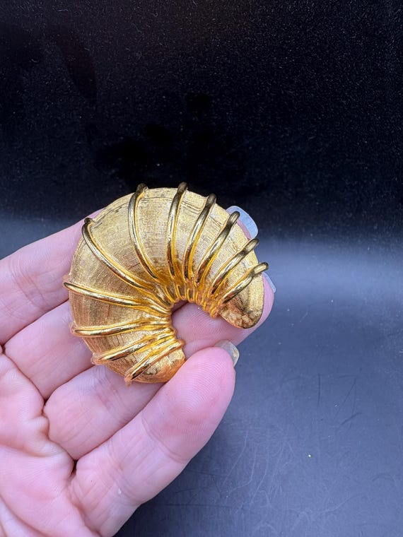 Vintage Large Statement Piece Ribbed Shell Croiss… - image 7