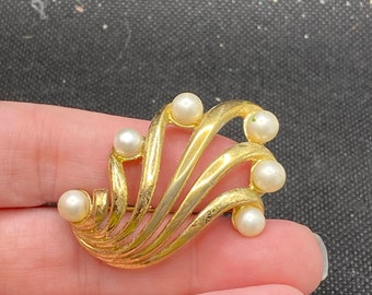 Vintage Trifari Faux Pearl Pin