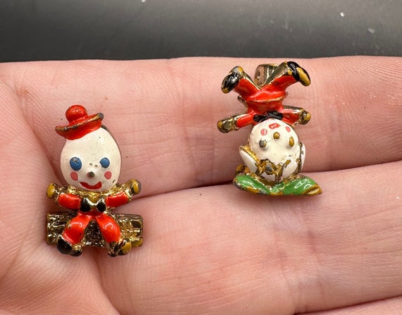 Vintage Humpty Dumpty falling scatter Pins - image 1