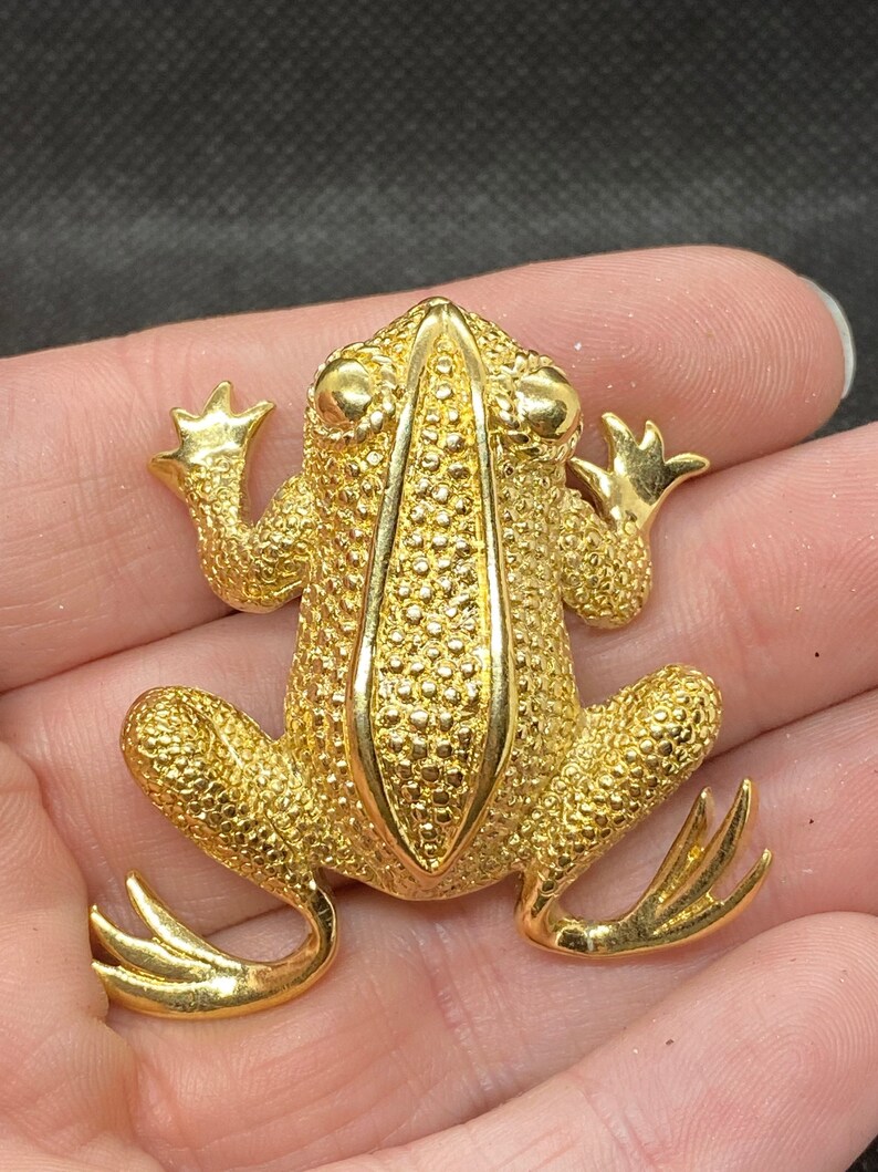 Vintage Trifari Frog Pin