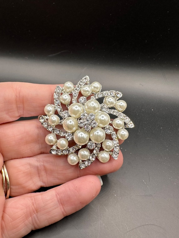 Vintage Faux Pearl Circle Pin/brooch Wreath Leaves 80s