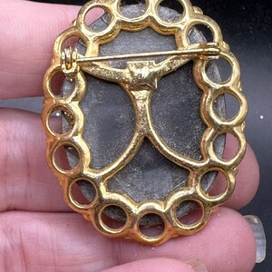 Vintage Resin Cameo Scrollwork Pin image 2