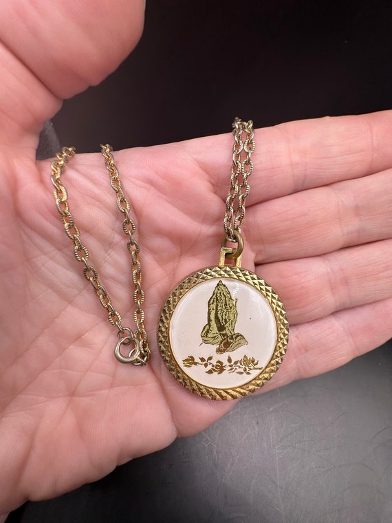 praying hands pendant necklace Gem