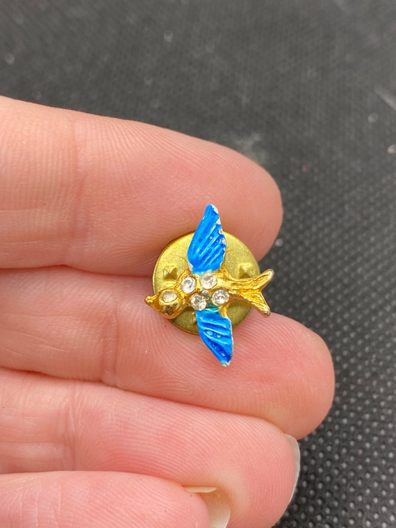 Vintage Tiny Swallow Bird Pin - image 1