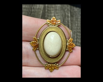 Vintage Victorian style Pin Enamel Stone