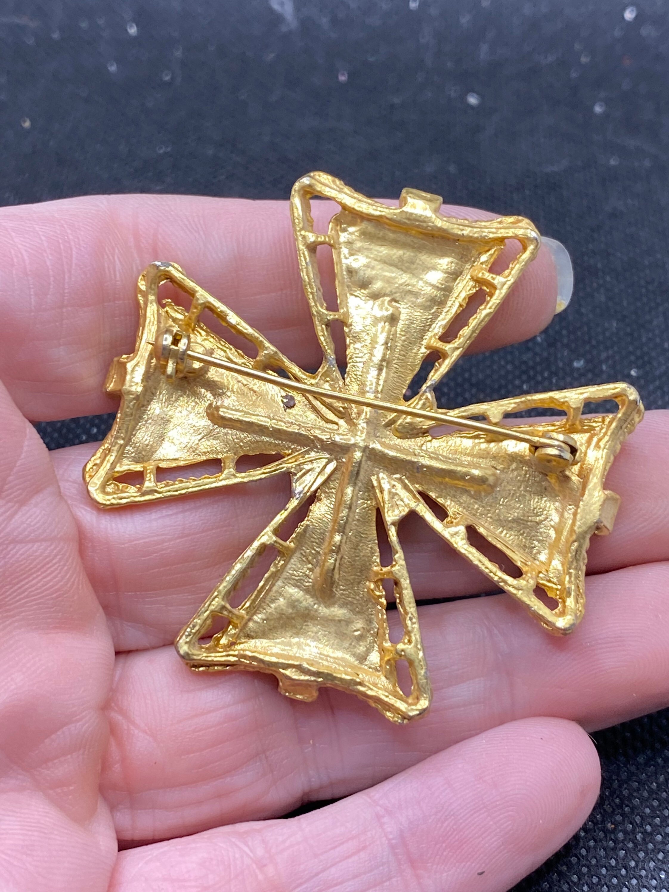 Vintage Renaissance Royal Style Pin - Etsy