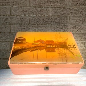 1981 Mystic Seaport, Connecticut/ Disegno artigianale decoupaged sotto lacquere/ sundry box dal New England