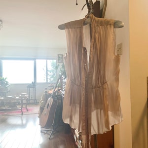 Prada ärmlös sidenkofta / sidenskjorta / knytbar tunn skärp / 1990-tals Prada storlek 44, Italiensk storlek Medium / se "artikelinformation" nedan.