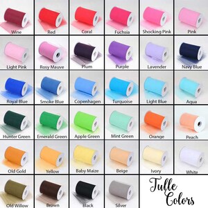 K&ouml;nnte beinhalten: Eine Tabelle mit 24 verschiedenen Farben von T&uuml;llstoff, jede Farbe wird als aufgerollte Stoffrolle dargestellt. Die Farben umfassen Wein, Rot, Koralle, Fuchsia, Schockrosa, Rosa, Hellrosa, Rosarot, Pflaume, Lila, Lavendel, Marineblau, K&ouml;nigsblau, Rauchblau, Kopenhagen, T&uuml;rkis, Hellblau, Aqua, J&auml;gergr&uuml;n, Smaragdgr&uuml;n, Apfelgr&uuml;n, Mintgr&uuml;n, Orange, Pfirsich, Altgold, Gelb, Babymais, Beige, Elfenbein, Wei&szlig;, Altweide, Braun, Schwarz und Silber. Der Text "Tulle Colors" wird am unteren Rand der Tabelle angezeigt.
