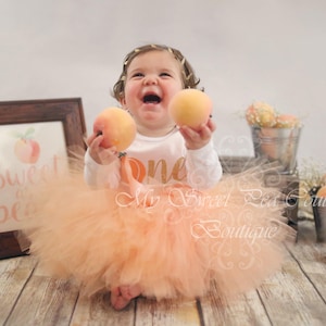 Sweet Peach eerste verjaardagsoutfit: een op het zuiden geïnspireerde cake smash outfit voor baby meisjes