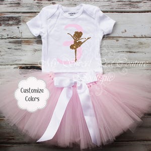 Elegante atuendo de bailarina para su tercer cumpleaños: tutú rosa y camisa de ballet para fiesta de cumpleaños y smash cake.