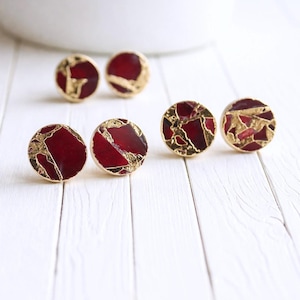 Rubinrote Mojave-Bolzen-Ohrringe - Runde Edelstein-Ohrstecker Boho Minimalist Schmuck, Januar Birthstone Geschenk für Sie, Kintsugi Post Ohrringe