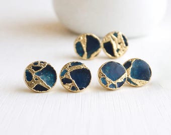 Puces d'oreilles bleu océan mojave turquoise | Boucles d'oreilles en pierres précieuses de style Kintsugi - Boucles d'oreilles style bohème minimaliste - Clous ronds en pierres précieuses