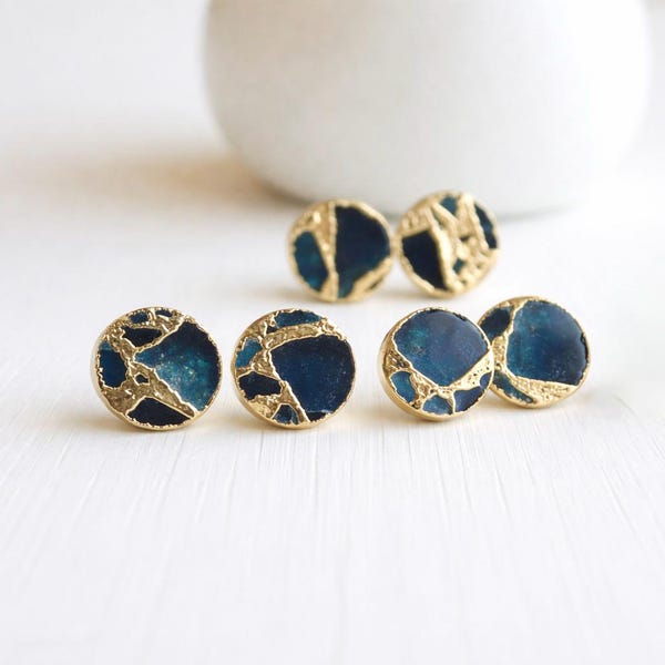 Puces d'oreilles bleu océan mojave turquoise | Boucles d'oreilles en pierres précieuses de style Kintsugi - Boucles d'oreilles style bohème minimaliste - Clous ronds en pierres précieuses
