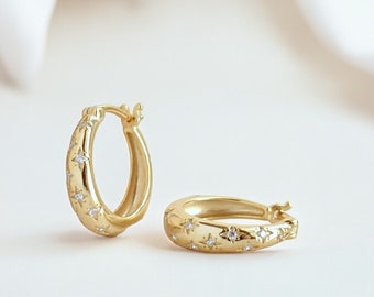 Kleine Gold-Creolen, Stern Diamant Huggie Ohrringe, minimalistische Ohrringe, Zierliche Huggie Hoops, Gold Hoops Gold, Kristall Hoops, Geschenk für sie