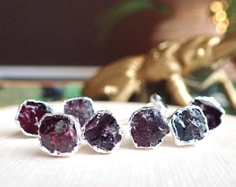 Brincos de granada bruta, prata, brincos de granada natural, brincos de cristal vermelho, joias de granada, presente de pedra de nascimento de janeiro para ela