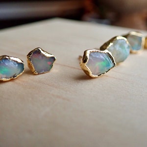 Opal Ohrstecker Gold, Feueropal Ohrringe, Geburtsstein Ohrringe, Opal Schmuck, natürliche Rohopal Beiträge, Geschenk für sie, zierliche Edelstein Ohrstecker