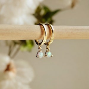 Winzige weiße Opal Huggie Hoop Ohrringe, kleine Gold Creolen Opal baumeln lassen, Sterling Vermeil Minimal Hoop, Oktober Birthstone Geschenk für Sie, Opal Schmuck