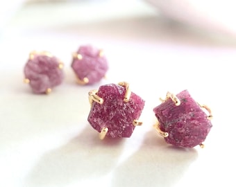 Boucles d'oreilles en rubis brut, Boucles d'oreilles avec pierre de naissance brute, Puces d'oreilles en rubis, Bijoux avec pierre de naissance, Cadeau d'anniversaire de juillet, Boucles d'oreilles en rubis, Bijoux en rubis