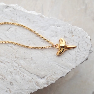 Dainty Gold Shark Tooth Necklace, Small Shark Tooth Pendant Necklace,Shark Teeth Layering Necklace, Ocean Inspired Jewelry, Gift for Surfers