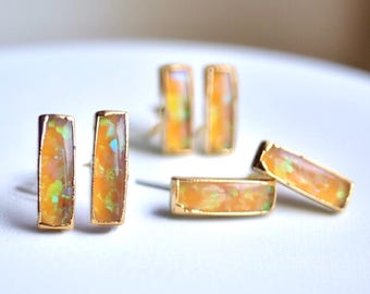 Delicados aretes de barra de ópalo de fuego / Aretes de ópalo de oro de 14 k / Joyas con piedra natal de octubre / Regalo para ella, aretes de ópalo con barra, aretes de ópalo de oro